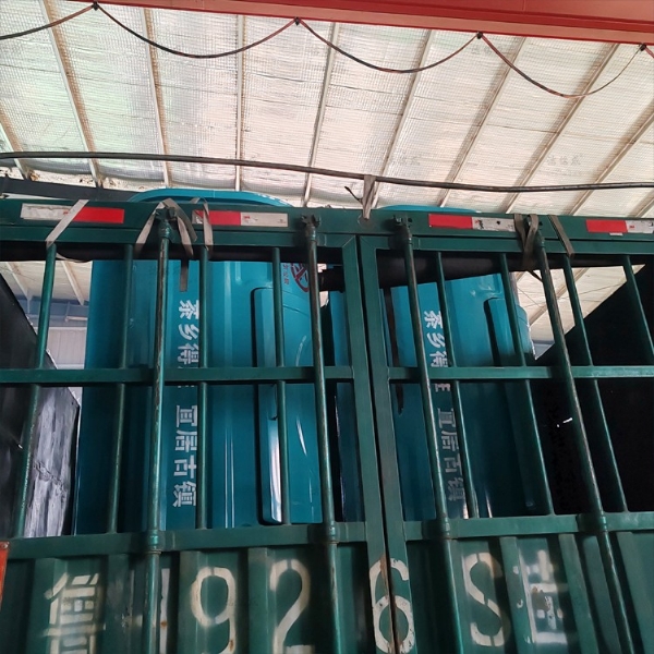 3個勾臂垃圾箱發(fā)往湖北